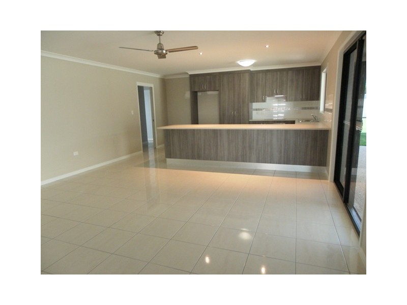 8 Highlands Court, Emerald QLD 4720