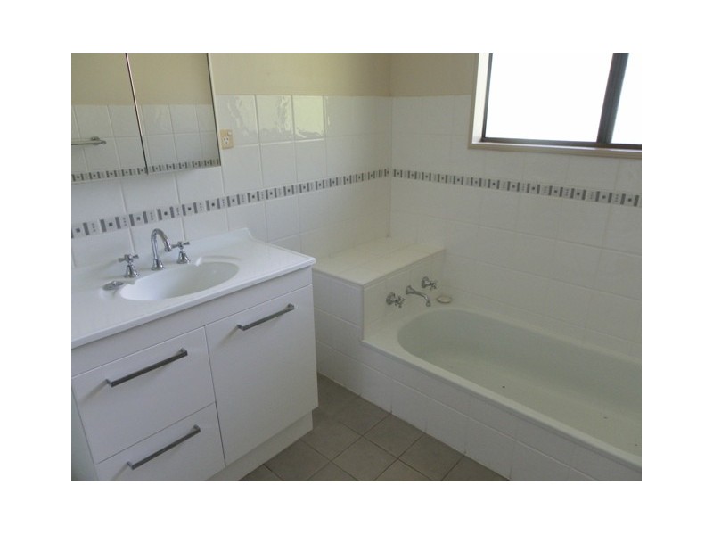 5 Mellish Crescent, Emerald QLD 4720