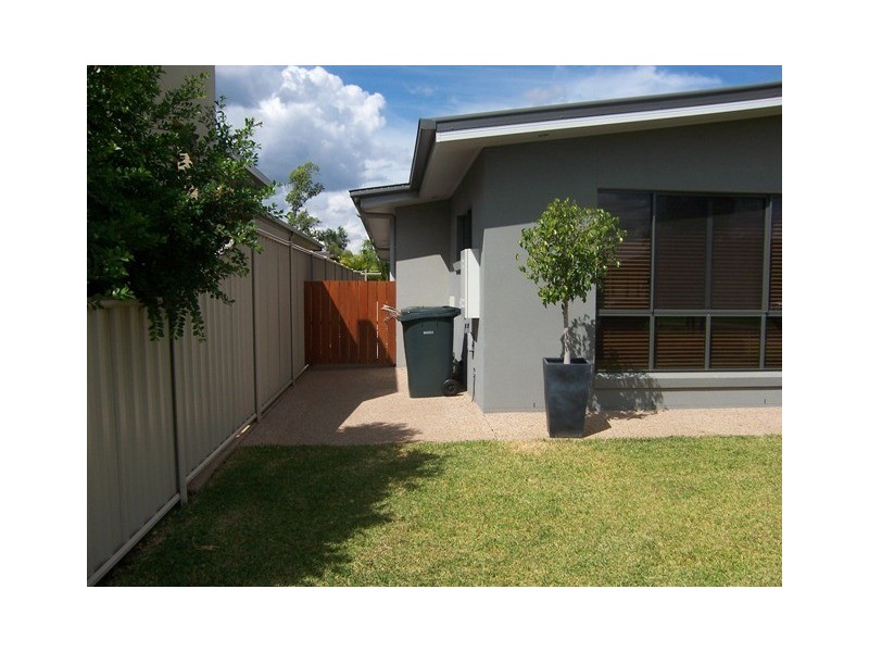 16 Cook Close, Emerald QLD 4720