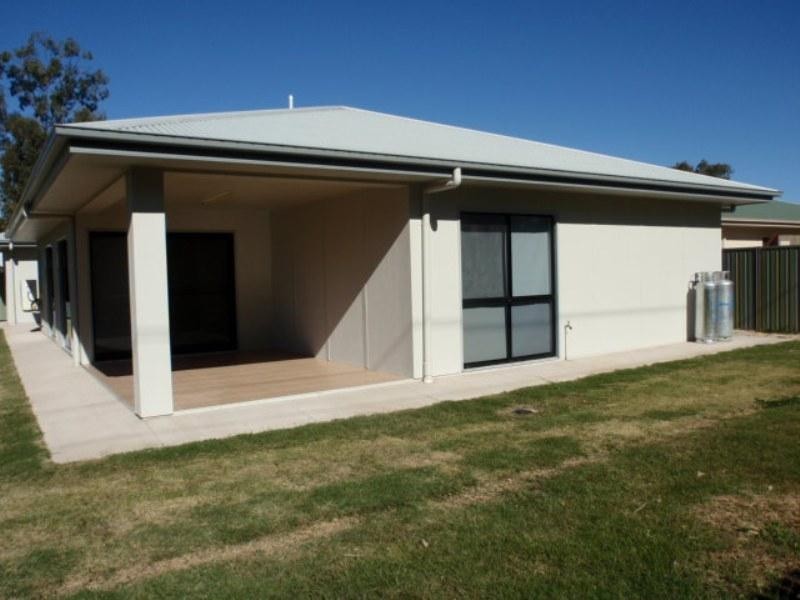 8 Paperbark Place, Emerald QLD 4720