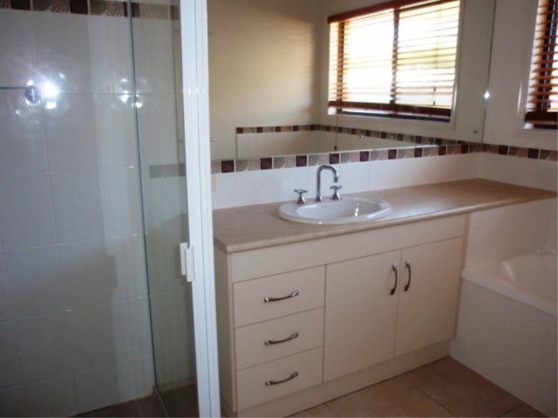 19 Roseanne Road, Emerald QLD 4720