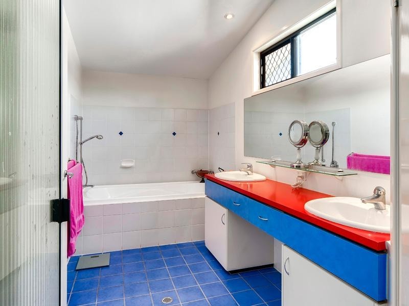 15 Pine Street, Hamilton QLD 4007