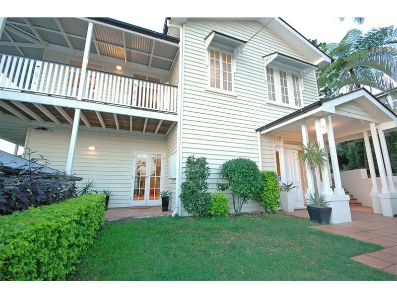 18 Goldsworthy Avenue, Hamilton QLD 4007