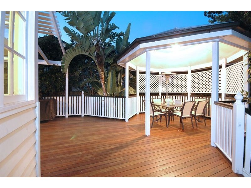 18 Goldsworthy Avenue, Hamilton QLD 4007