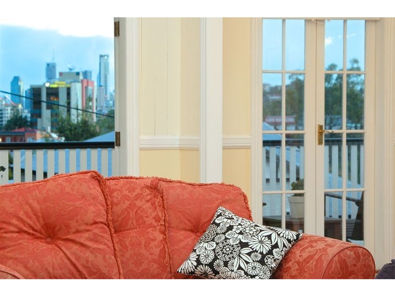 18 Goldsworthy Avenue, Hamilton QLD 4007