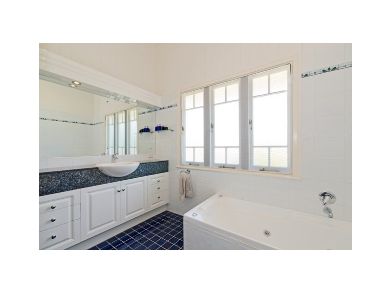 70 Winchester Street, Hamilton QLD 4007