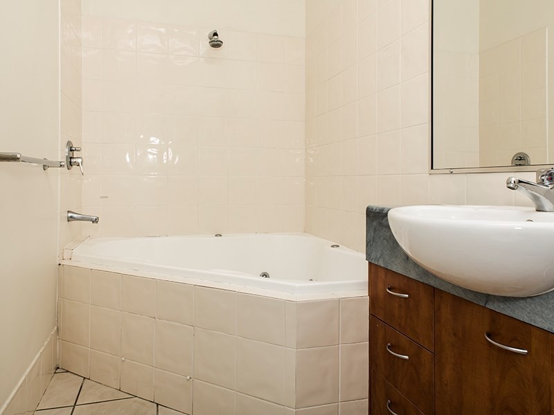 4/102 Racecourse Road, Hamilton QLD 4007