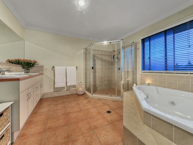 12 Tinaroo Court, Albany Creek QLD 4035