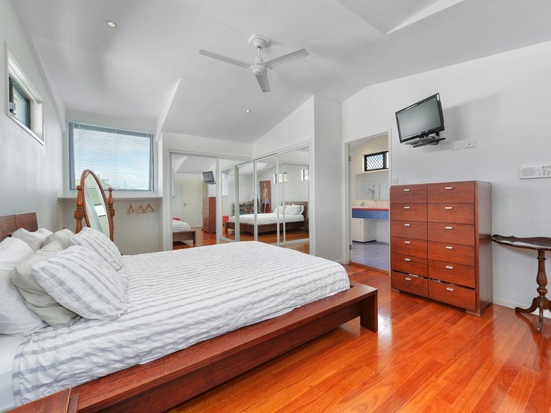 15 Pine Street, Hamilton QLD 4007