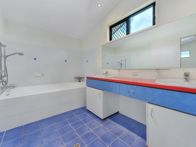 15 Pine Street, Hamilton QLD 4007