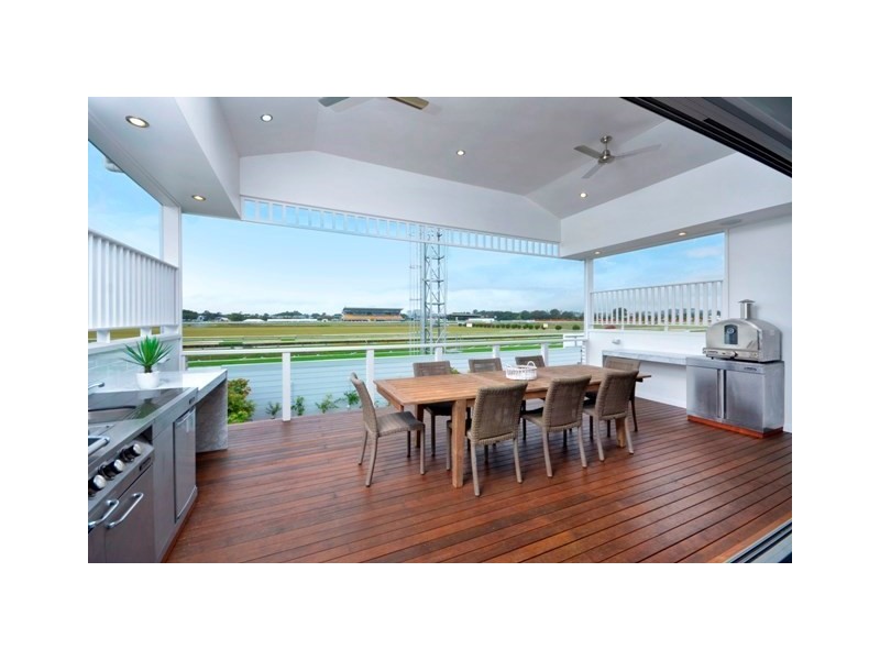 61 Raceview Avenue, Hendra QLD 4011