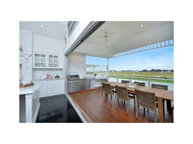 61 Raceview Avenue, Hendra QLD 4011