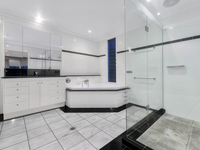 26 Mikado Street, Hamilton QLD 4007