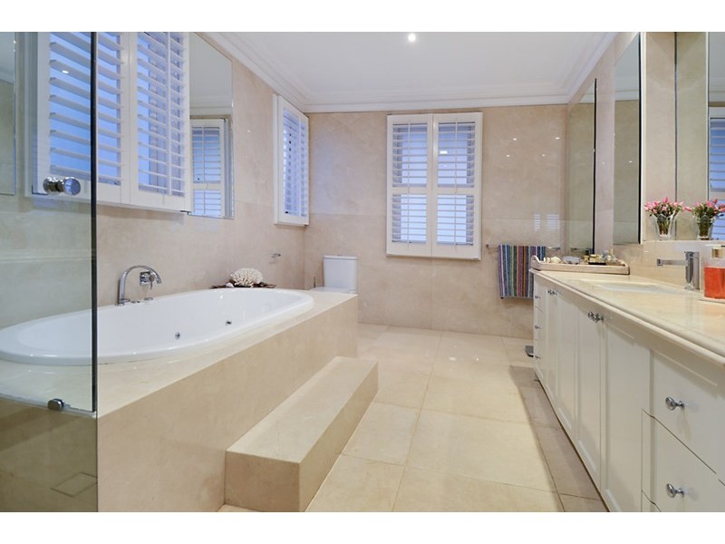 2 Castleton Street, Hamilton QLD 4007