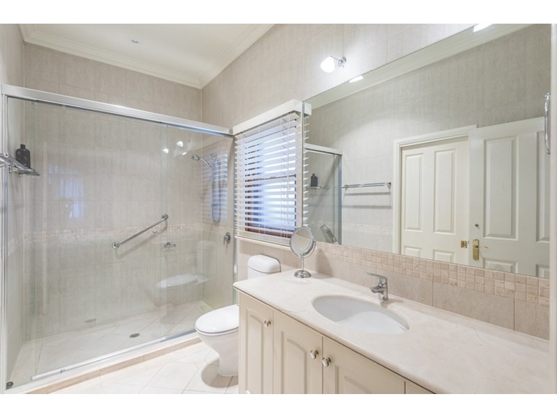 33 Eblin Drive, Hamilton QLD 4007