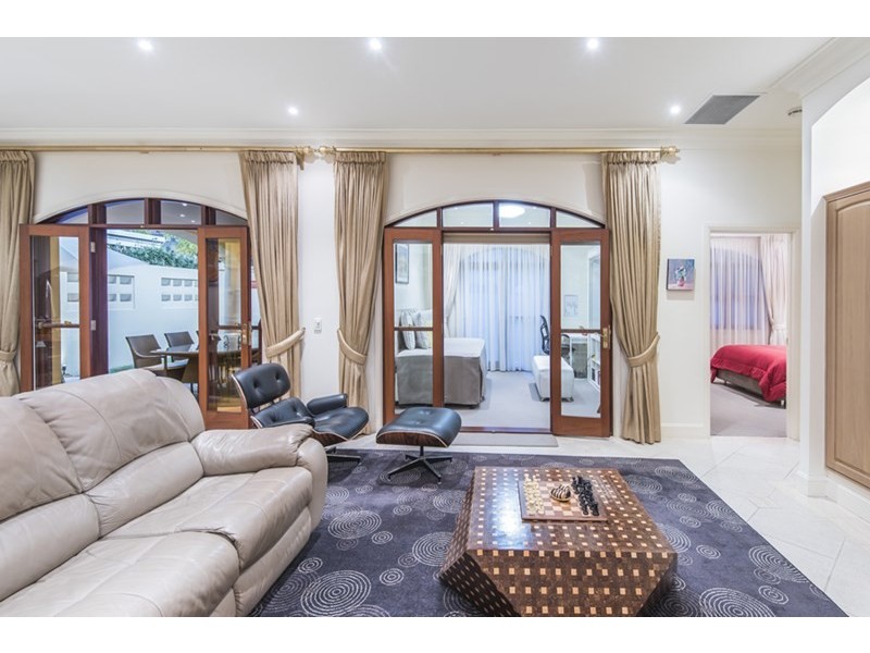 33 Eblin Drive, Hamilton QLD 4007