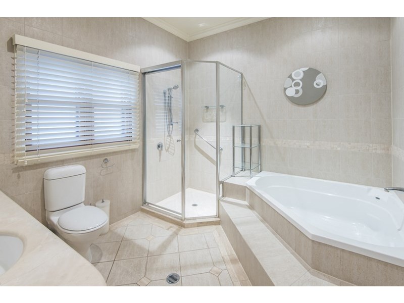 33 Eblin Drive, Hamilton QLD 4007