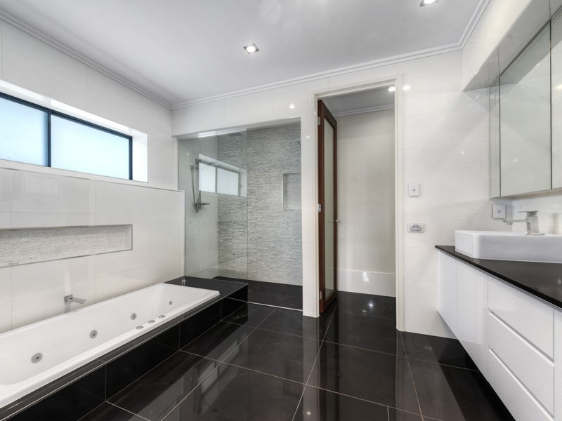 39 Raceview Avenue, Hendra QLD 4011