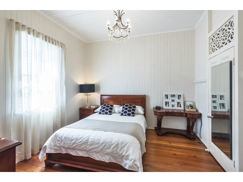 19 Pine Street, Hamilton QLD 4007