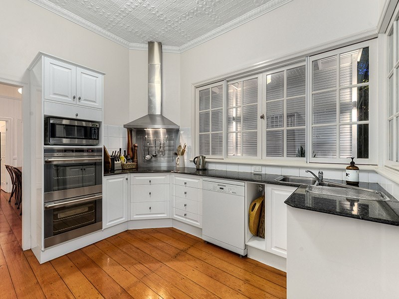 18 Goldsworthy Avenue, Hamilton QLD 4007