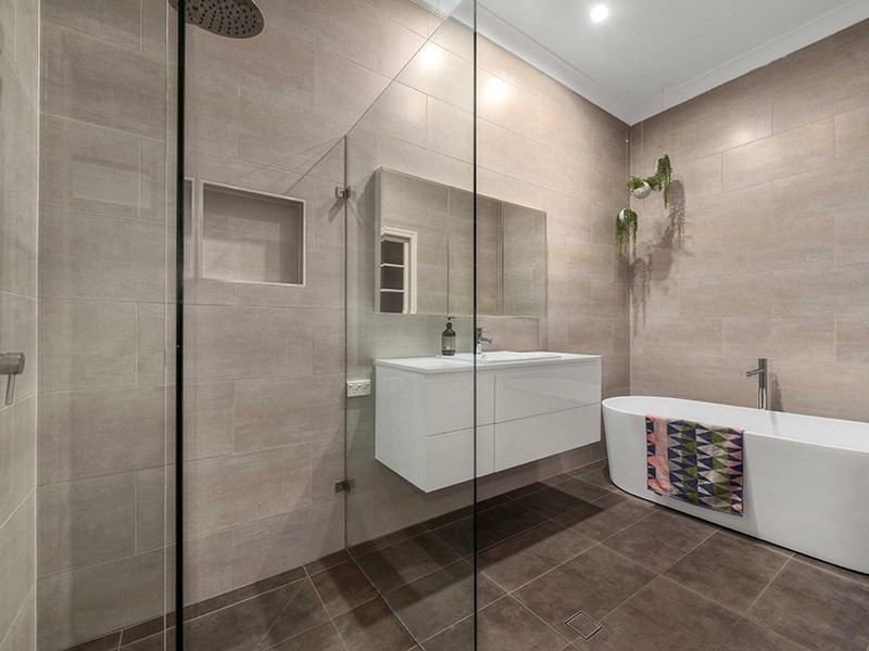 18 Goldsworthy Avenue, Hamilton QLD 4007