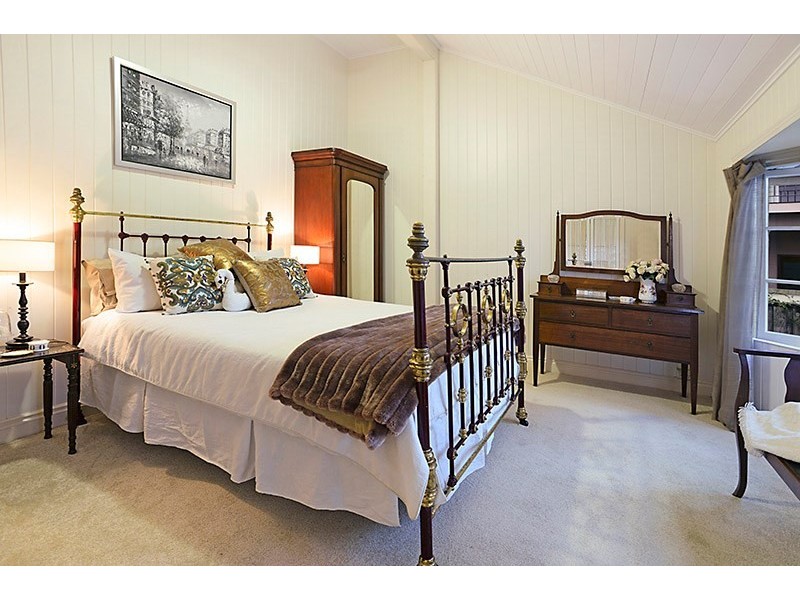 12 Castleton Street, Hamilton QLD 4007