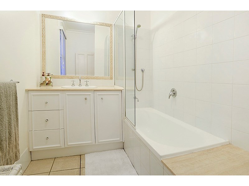 12 Castleton Street, Hamilton QLD 4007