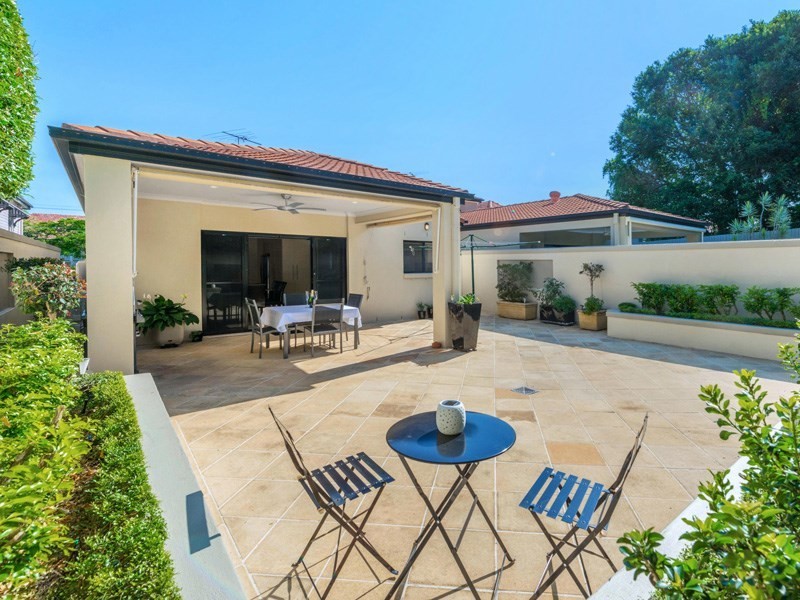 102 Barlow Street, Clayfield QLD 4011