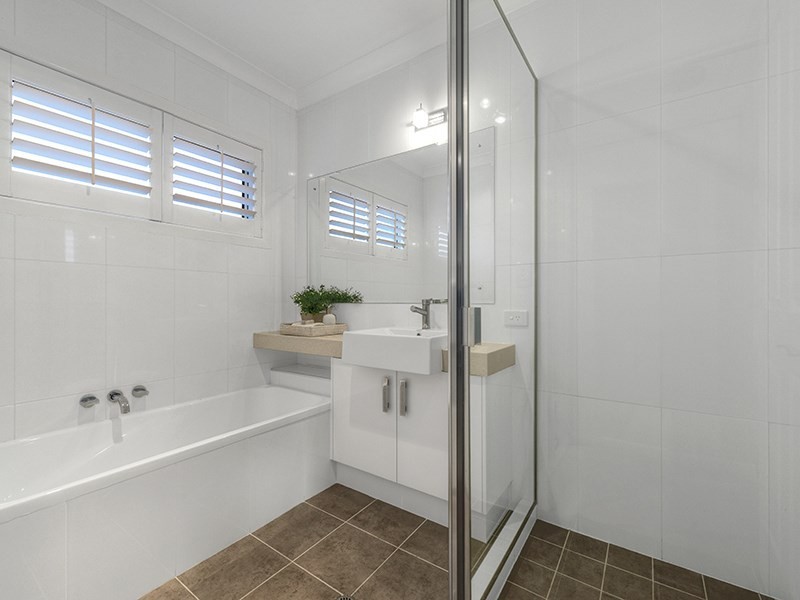 34 Oakley Street, Manly QLD 4179