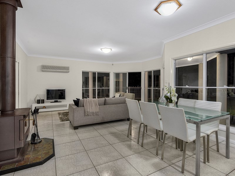 25 Saturn Crescent, Bridgeman Downs QLD 4035