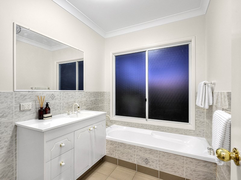 25 Saturn Crescent, Bridgeman Downs QLD 4035