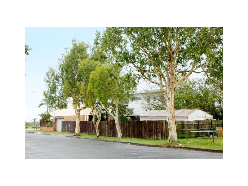 807 Esplanade, Lota QLD 4179