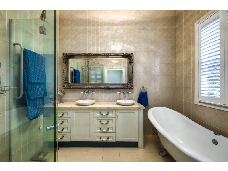 70 Hipwood Road, Hamilton QLD 4007