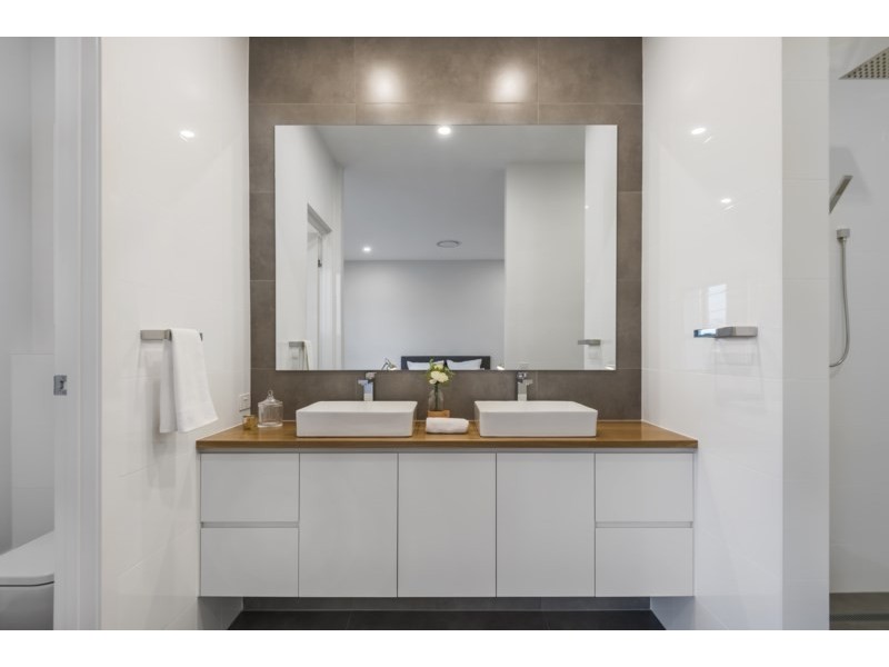 97 Raceview Avenue, Hendra QLD 4011