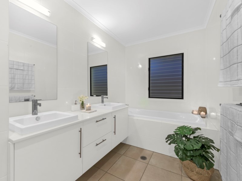 8 Pole Street, Northgate QLD 4013