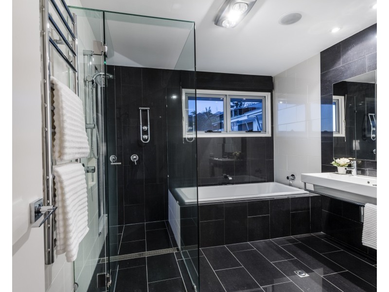 3 Majestic Outlook, Seven Hills QLD 4170