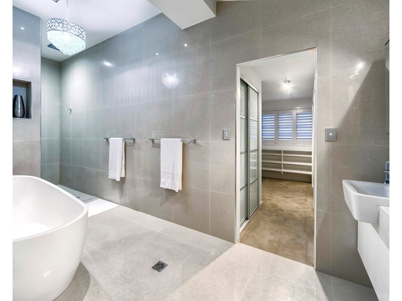 3 Crescent Road, Hamilton QLD 4007