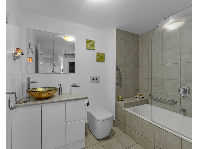 1/10 Vernon Terrace, Teneriffe QLD 4005