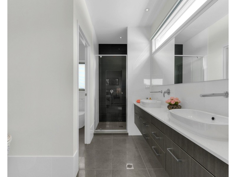 18 Melbourne Avenue, Camp Hill QLD 4152