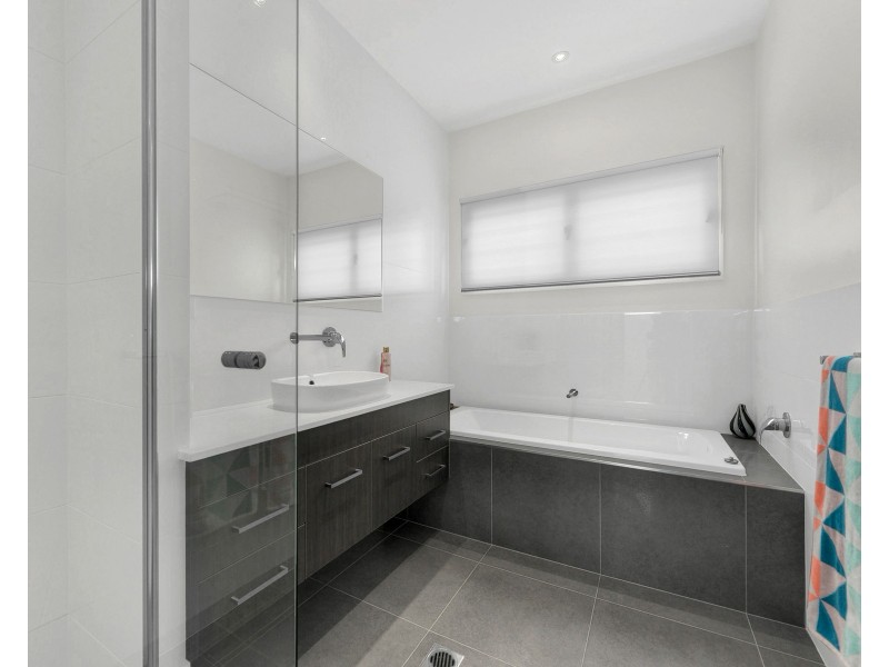 18 Melbourne Avenue, Camp Hill QLD 4152