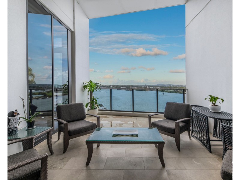Penthouse One, Pinnacle Complex, Hamilton QLD 4007