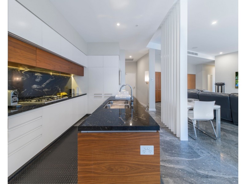 Penthouse One, Pinnacle Complex, Hamilton QLD 4007