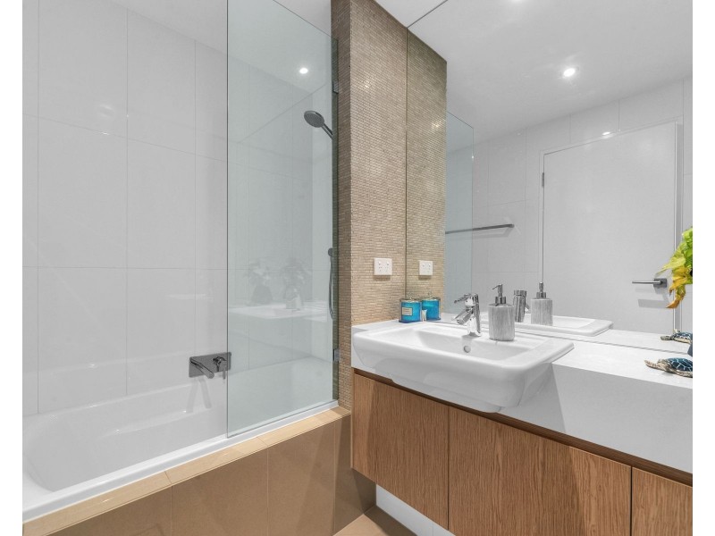 1206/118 Parkside Circuit, Hamilton QLD 4007