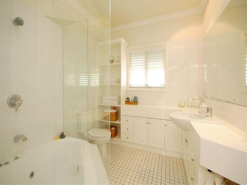 18 Lynell Street, Hamilton QLD 4007