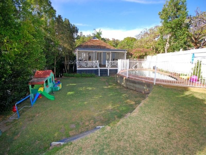 18 Lynell Street, Hamilton QLD 4007