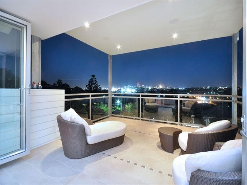 8 Sixth Avenue, Windsor QLD 4030