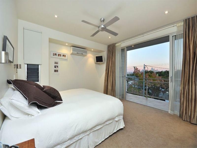 8 Sixth Avenue, Windsor QLD 4030