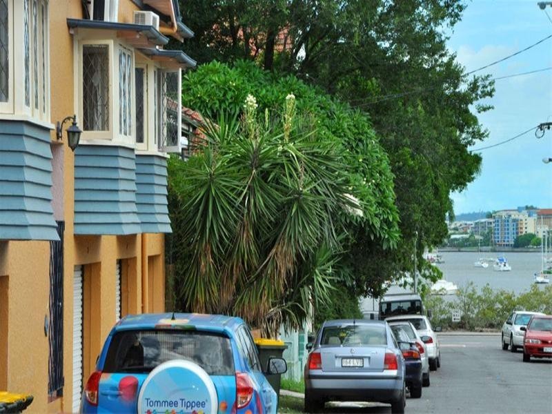 2/23 York Street, Hamilton QLD 4007