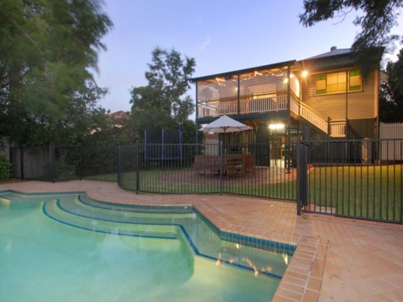 92 Macrossan Avenue, Norman Park QLD 4170