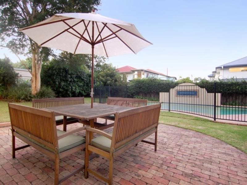 92 Macrossan Avenue, Norman Park QLD 4170